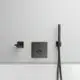 Schwarzer Wandfester mit Brause und Temperaturregler, montiert auf einer hellen Wand. Ideal Standard Design mit minimalistischer Ausführung.